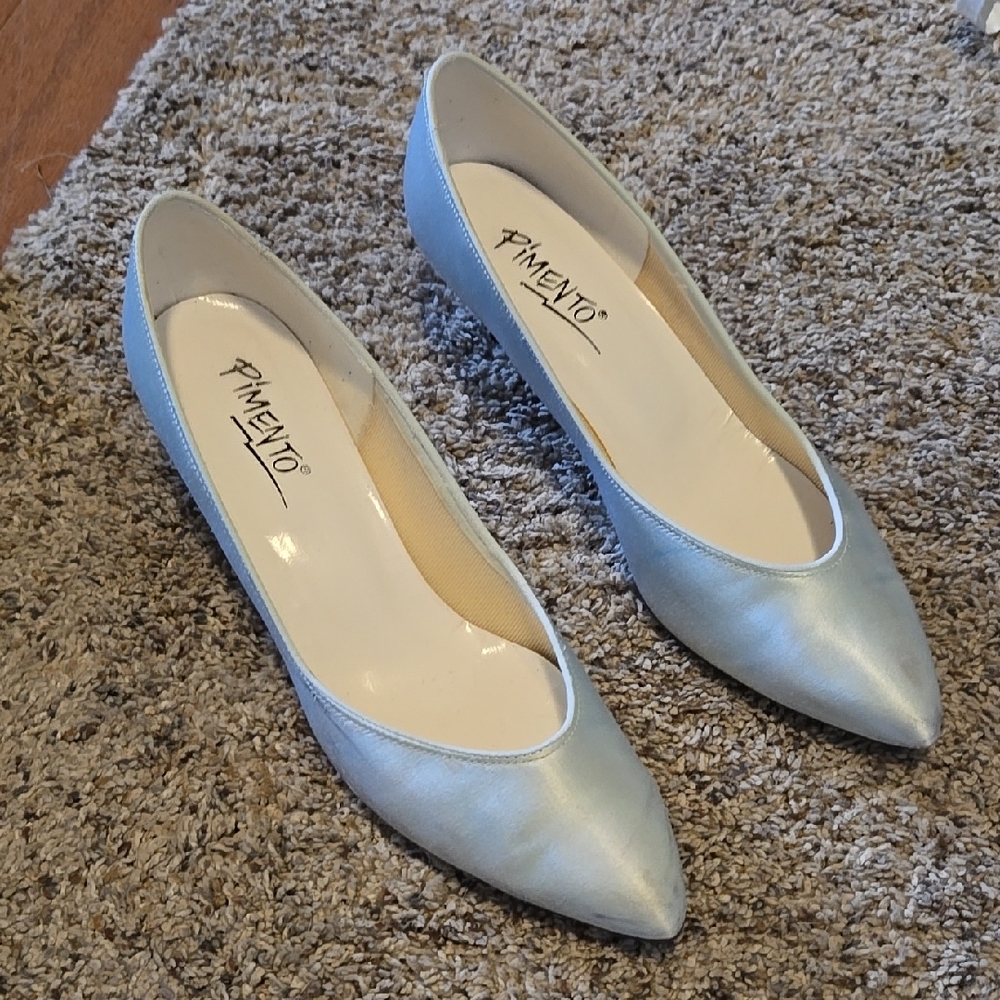 Elegant Silver Flats with Pointed Toe and Shimmer